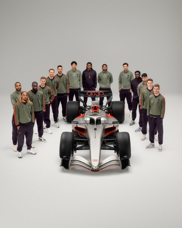 拜仁全队和提拔商奥迪的R26主见车合影，后者将在2026赛季进入F1