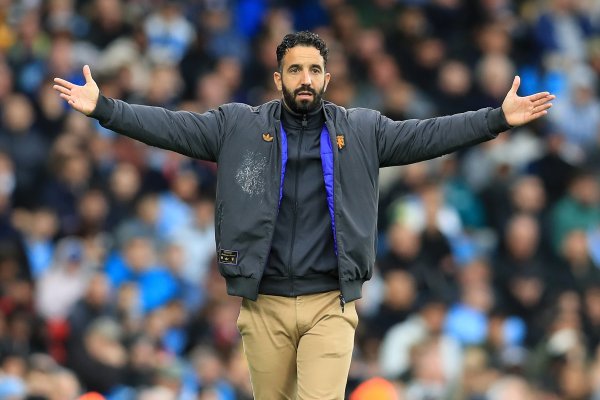 卡拉格：曼联多踢一东谈主阿莫林还坚抓三中卫，他将被质疑而且背大锅