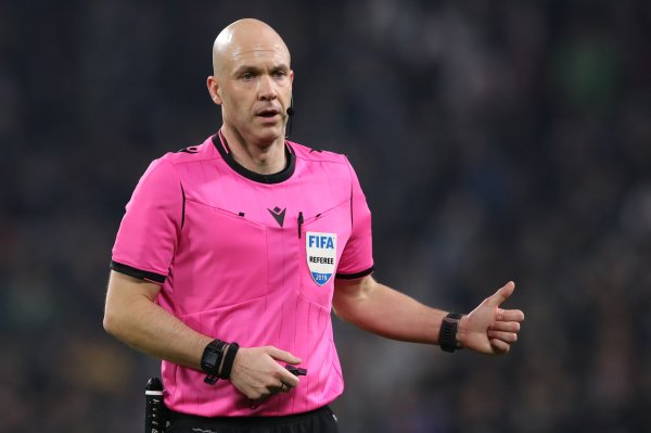 能否破记录？英超此前单场出牌最多为14张，一样是泰勒国法